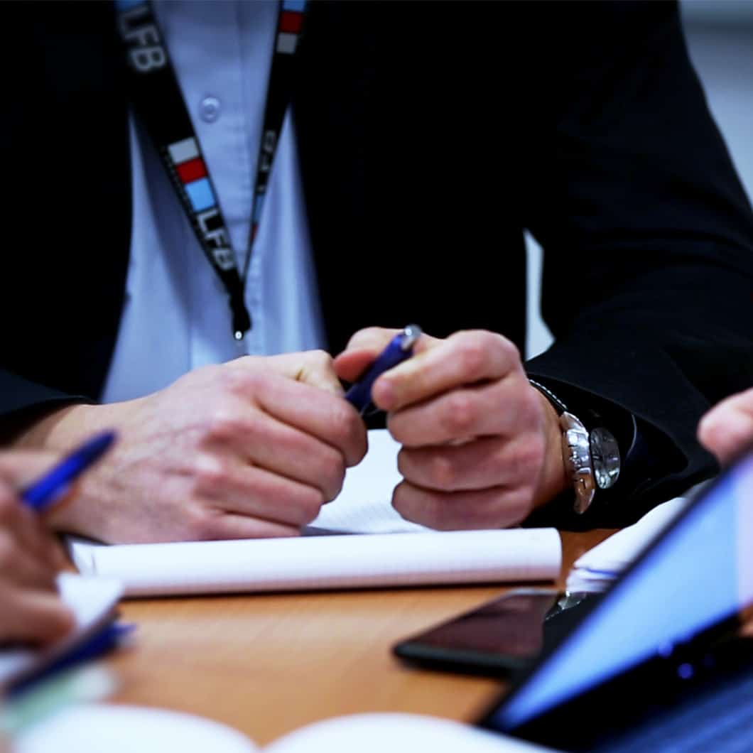 Hände, die einen Stift halten